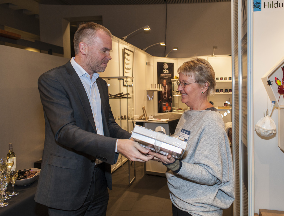 Almar Guðmundsson framkvæmdastjóri SI afhendir Sigrún Ó. Einarsdóttur verðlaunin